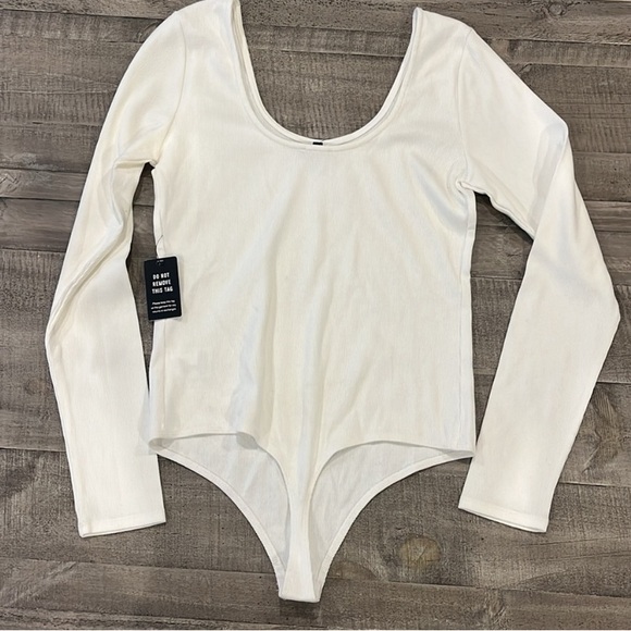 Express Ladies White Ribbed Scoop Neck Bodysuit NWT Size L - Picture 2 of 4